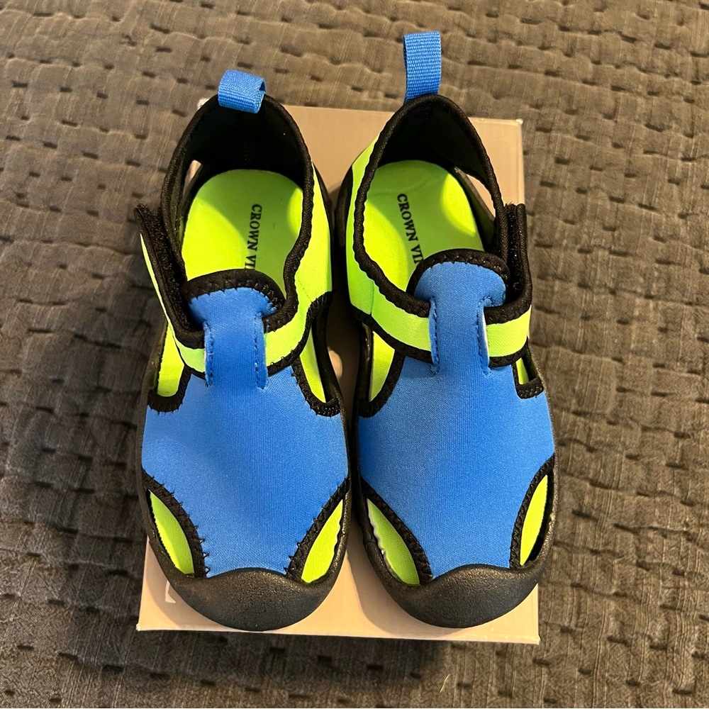 Boys water shoes NWB